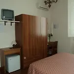 Nuova Italia Otel